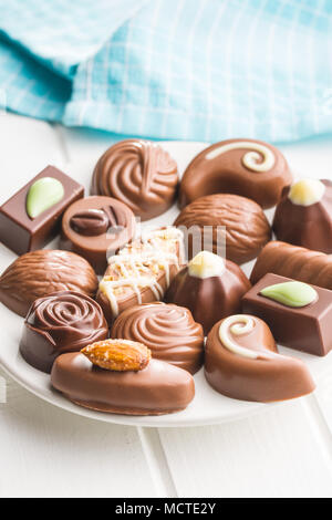 Gemischte belgische Pralinen. Schokolade Trüffel an der Platte. Stockfoto