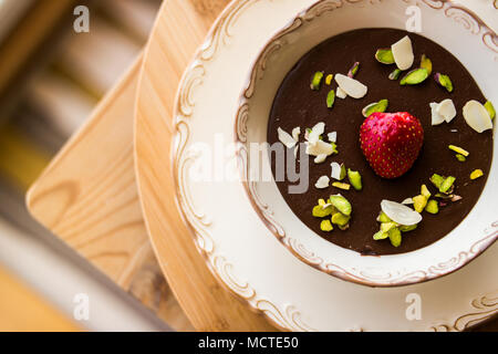 Schokoladenpudding mit Erdbeere Stockfoto