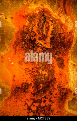 Eine beschädigte, alt und rostig Wellpappe stahl Abstract background Bild Stockfoto