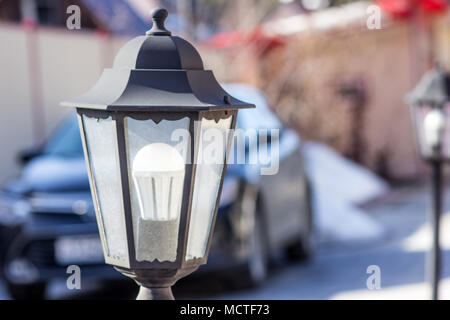 Antike Lampe in der Straße parken, im Hintergrund Auto Stockfoto