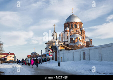 Die Leute gehen in den Tempel am Heiligabend. Der hl. Johannes der Täufer Kloster, Swjaschsk, Russland Stockfoto