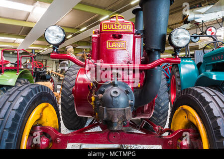 Nostalgische rot Bulldog Lanz, Auto- und Technikmuseum Sinsheim, Deutschland Stockfoto