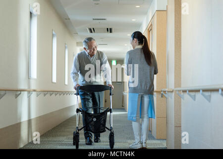 Ältere Menschen mit Mobilität Walker und Care worker Stockfoto