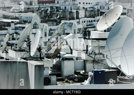 Altmodisches Bild mit einem Filter von Satellitenschüsseln auf dem Dach eines hohen Gebäudes in Casablanca, Marokko Stockfoto