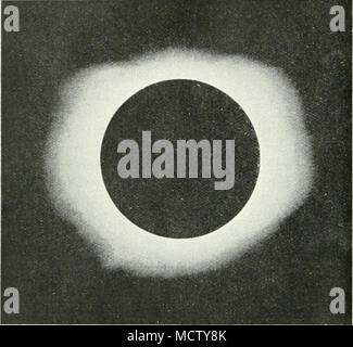 . Abb. 6.-TOTAI, eclipse OK 11111. Übersicht CORON'.. Reproduziert mit Genehmigung, aus dem ''Monatlich Mitteilungen" von Ih: Royal Astronomical Society. sind in den gleichen Monaten von Jahr zu Jahr, eine Implikation im Gegensatz zu erleben. Die Knoten sind ständig wechselnden ihre Positionen, mit dem Effekt, dass die Eclipse Jahreszeiten kommen rund 18 oder 20 Tage zuvor in den darauffolgenden Jahren. Dies kann gesehen werden, wenn wir die Finsternisse für ein oder zwei Jahre Tabellieren. Jahr. Datum. Ich 92 ICH April April 8. Oktober 22. Ich Sonne Mond Sonne 1922 Okt. März 16 28 Mond Sonne 1923 Sept. Okt. Nov. 20 3 17 Sun Moon Sun Aug. Sept. 26 10 Mond Sonne 1. Stockfoto