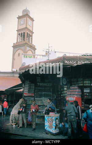 Altmodisches Bild einen Filter verwenden, der einen Tabakladen und Mini Markt am Eingang des alten Souk in Casablanca, Marokko Abschaltdruck Stockfoto