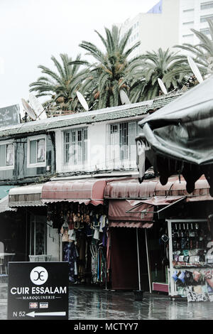 Altmodisches Bild mit einem Filter von marktständen Verkauf der neuesten Mode am Eingang des alten Souk in Casablanca, Marokko Stockfoto