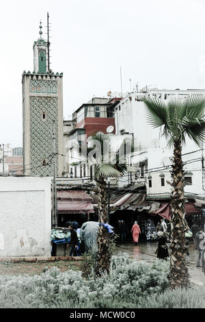 Altmodisches Bild mit einem Filter der Minarett am Eingang des alten Souk in Casablanca, Marokko Stockfoto