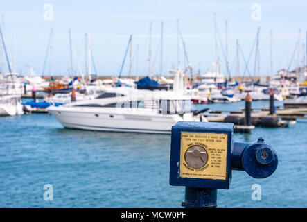 Pay Teleskop mit Blick auf Bangor Marina, County Down, Nordirland, Großbritannien zu sehen. Die Marina liegt am südlichen Ufer des Belfast Lough gelegen Stockfoto