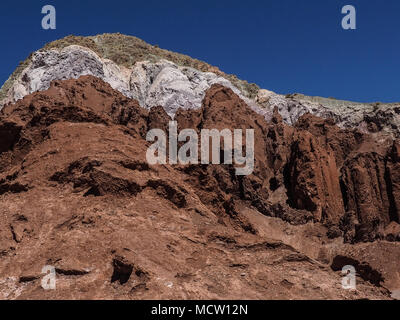 Rainbow Valley in der Atacama Wüste in der Nähe von San Pedro de Atacama. Mineral reichen Gesteinen der Domeyko Gebirge geben dem Tal vielfältigen Farben von Rot auf Grün. Stockfoto