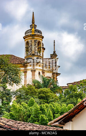 Alt-katholischen Bell Kirchturm aus dem 18. Jahrhundert im Zentrum des berühmten und historischen Stadt Ouro Preto in Minas Gerais entfernt Stockfoto