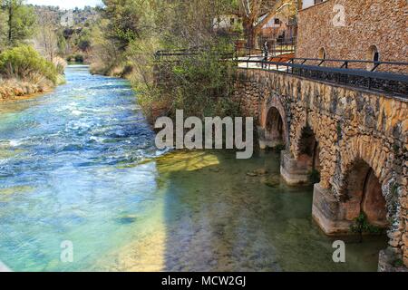 Cabriel Flusses mit kristallklarem Wasser und von grüner Vegetation in den Bergen von Albacete, Spanien umgeben Stockfoto