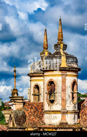 Alt-katholischen Bell Kirchturm aus dem 18. Jahrhundert im Zentrum des berühmten und historischen Stadt Ouro Preto in Minas Gerais entfernt Stockfoto