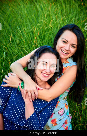 Zwei glückliche Freundinnen Umarmung Stockfoto