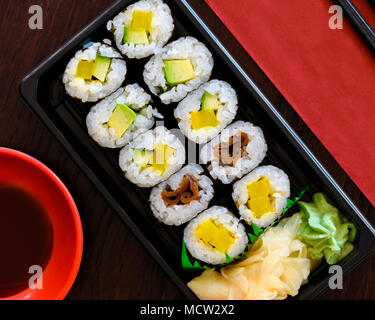 Sushi Take Away Box mit Maki und Nigiri withSalmon Calofornia Brötchen und und Thunfisch. In einem Takeaway Box mit Ingwer und Wasabi serviert. Sushi Set Stockfoto