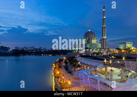 Nacht Blick auf Putrajaya Moschee im Bundesgebiet auf Malaysia Stockfoto