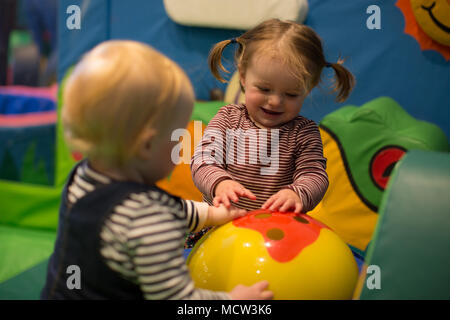 Kleinkind bei Softplay, Großbritannien Stockfoto