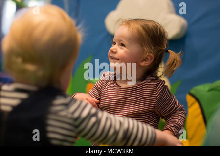 Kleinkind bei Softplay, Großbritannien Stockfoto