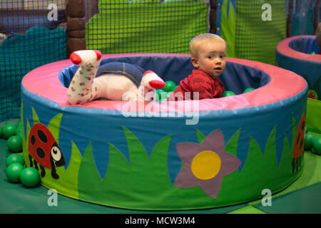 Kleinkind bei Softplay, Großbritannien Stockfoto