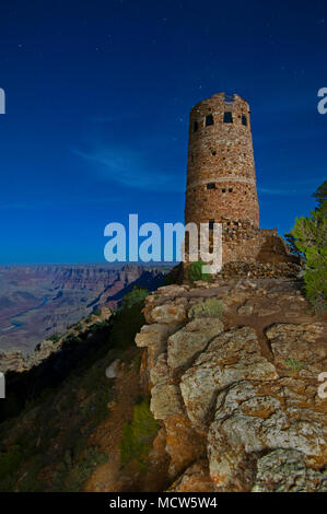 A102 - zweite Aufnahme des Wachturms im Grand Canyon unter einem Sternenhimmel. Stockfoto