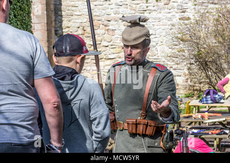 Soldaten im St Briavels Schloss, Geschichte in Aktion Stockfoto