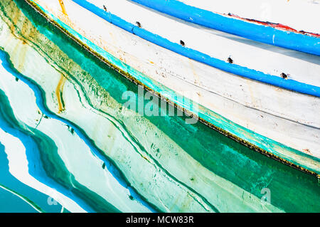 Bunte, lebendige-blau, türkis und weiß Seite Boot Linien im Meer Wasser wider. Typische Blick auf den Hafen im Mittelmeer. Stockfoto