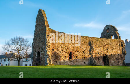 St Martin's Kirk, Haddington, East Lothian, Schottland, Großbritannien. Eine mittelalterliche zerstörte Kirche mit Steinmauern und Giebel leuchtet die Sonne mit blauem Himmel Stockfoto