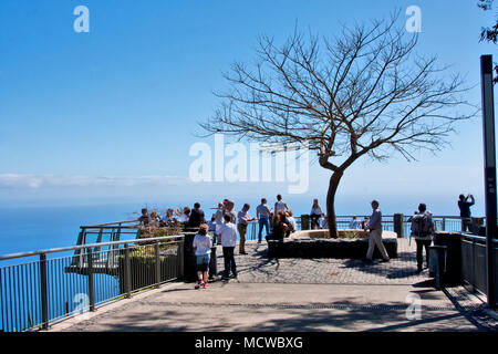 Portugal, Madeira; Cabo Girão Skywalk; höchsten in Europa; mehr als 1 500 Meter Klippe.; zwischen Camera de Lobos und Quinta Grande Stockfoto