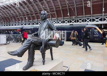 John's Doubleday Statue von Isambard Kingdom Brunel an der Paddington Station, Ausgang auf die Praed Street, Paddington, London, W2, UK Stockfoto