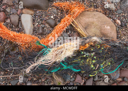 Nahaufnahme der Fischernetze auf einem Strand im Südwesten Schottlands gewaschen. Stockfoto