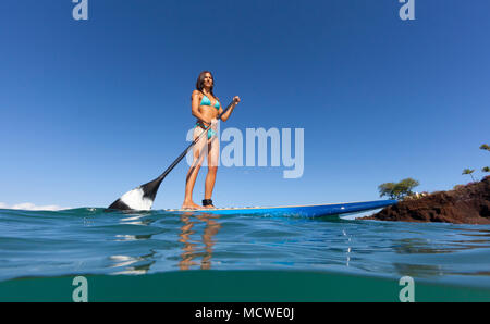 Standup paddling am Strand von Ka'anapali, Maui, Hawaii. Stockfoto