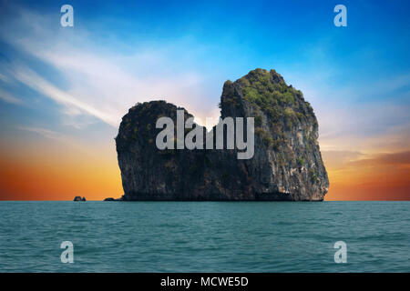 Malerische Viee von Ko Ma Insel, vor Ko Ngai bei Sonnenuntergang. Ko Lanta, Thailand. Stockfoto