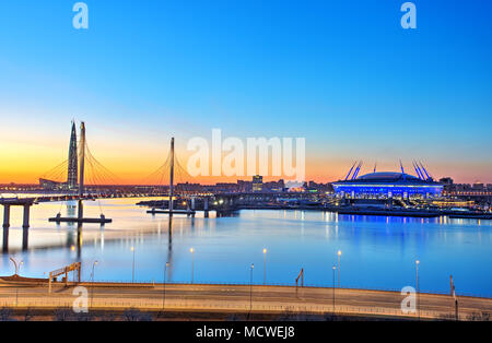 St. Petersburg, Russland - 13. April 2018: Die schrägseilbrücke ist die Western High-speed Durchmesser, und das Fußballstadion Zenit Arena bei Sonnenuntergang. Stockfoto