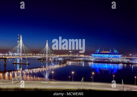 St. Petersburg, Russland - 13. April 2018: Schrägseilbrücke in Western high-speed Durchmesser und Fußball Stadion Zenit Arena in der Abenddämmerung. Stockfoto