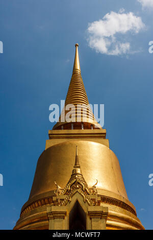 Ansicht der Phra Sri Rattana Chedi im Wat Phra Kaew Palast, auch als der Smaragd Buddha Tempel bekannt. Bangkok, Thailand. Stockfoto