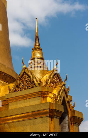 Architechtonical Detail der Phra Sri Rattana Chedi im Wat Phra Kaew Palast, auch bekannt als der Smaragd Buddha Tempel. Bangkok, Thailand. Stockfoto