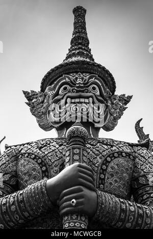 Detail der Thotsakhirithon, riesige Daemon (yaksha) Bewachung eine Ausfahrt im Wat Phra Kaew Palast, auch als der Smaragd Buddha Tempel bekannt. Bangkok, Thaila Stockfoto