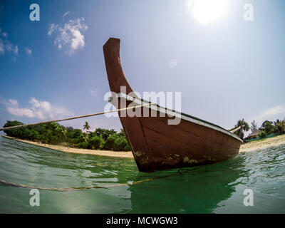 Action Cam fisheye Bild von einer traditionellen thailändischen Longtail Boot in Long Beach, Koh Lanta, Thailand Stockfoto