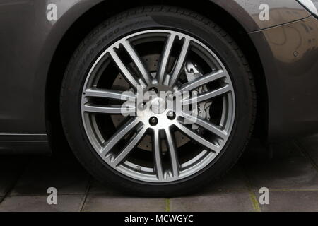 Sportcar Aluminium Rad mit Reifen Stockfoto