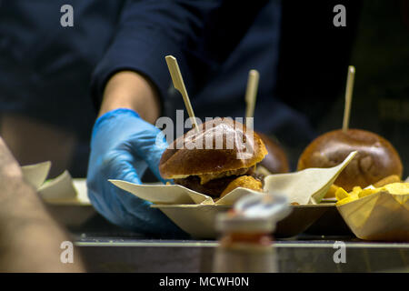 Burger in einem Fast Food Festival. Burger serviert auf einem fast food van Stockfoto