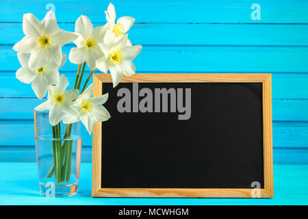 Narzissen Blumen und leere Tafel Label auf Holz- Hintergrund, kopieren Raum Stockfoto