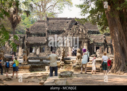 Kambodscha Touristen - bei Banteay Kdei Tempel, buddhistische Tempel aus dem 12. Jahrhundert, UNESCO-Weltkulturerbe Angkor, Kambodscha Asien Stockfoto