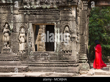 Asien Tourismus - Frau touristische bei Banteay Kdei Tempel Ruinen, UNESCO-Weltkulturerbe Angkor, Kambodscha Asien Stockfoto