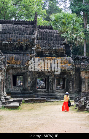 Kambodscha touristische - Frau touristische bei Banteay Kdei Tempel Ruinen, UNESCO-Weltkulturerbe Angkor, Kambodscha Asien Stockfoto