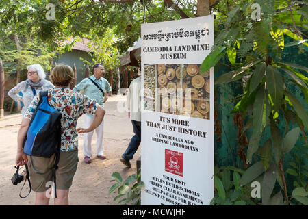 Kambodscha landmine Museum - Touristen in der Landmine Museum lernen über den Krieg in Kambodscha, Angkor, Kambodscha Asien Stockfoto