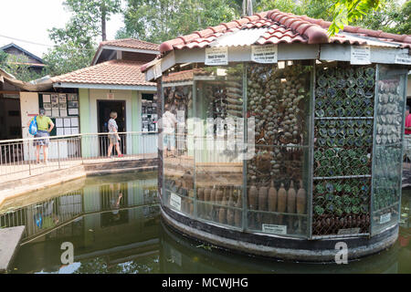 Kambodscha landmine Museum - Touristen in der Landmine Museum lernen über den Krieg in Kambodscha, Angkor, Kambodscha Asien Stockfoto