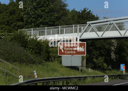 Schild Dicot Railway Centre auf der Autobahn M4 England Stockfoto