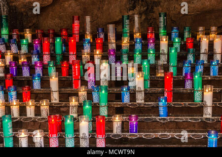 Kerzen brennen in der Abtei auf Montserrat in Saint in Erinnerung an lieben. Stockfoto