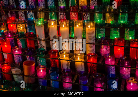 Kerzen brennen in der Abtei auf Montserrat in Saint in Erinnerung an lieben. Stockfoto