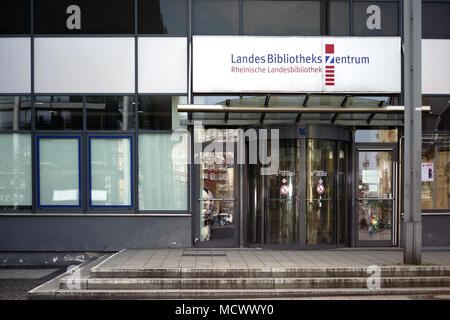 Koblenz, Deutschland - April 08, 2018: Der Gläserne Eingang der Rheinischen Landesbibliothek mit einer Drehtür am 08. April 2018 in Koblenz. Stockfoto